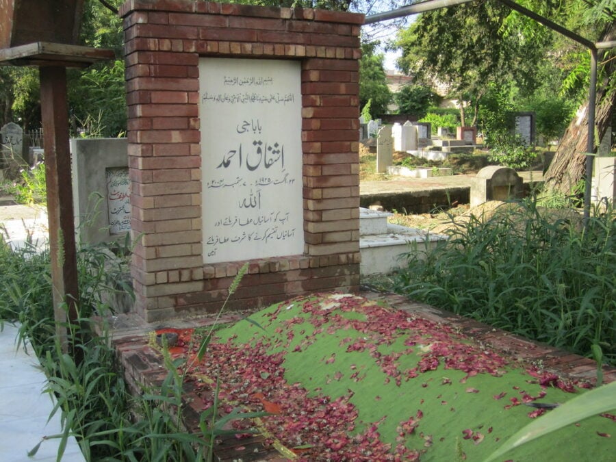 gravestone of Ashfaq Ahmed